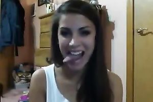 Strikingly charming webcam model shows off her lengthy tongue
