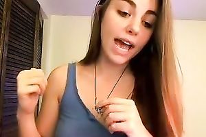 Terrific livecam solo with a hawt hottie demonstrating her body