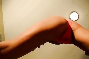 Slender dark brown cutie shakes her hawt booty for me