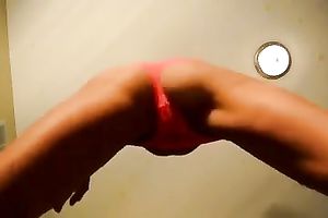 Slender dark brown cutie shakes her hawt booty for me