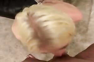 Teen golden-haired with sparkling eyes knows how to give valuable head