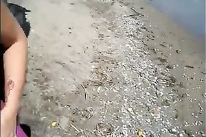 Boobalicious whore in sunglasses knows how to give a great oral