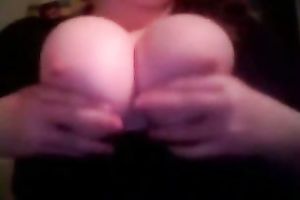 Webcam hussy shows her large natural whoppers and kneads 'em