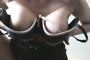 Sizzling sexy dilettante brunette hair housewife shows her milf booty