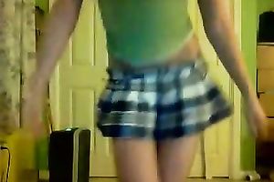 Svelte golden-haired sexploitress dances and disrobes on livecam