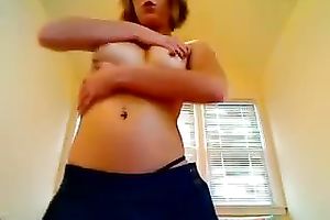 Awesome cam wench smashes her fur pie and rectal hole with dildos