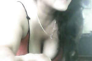 Webcam solo with a curvy brunette hair milf flashing her astounding cleavage