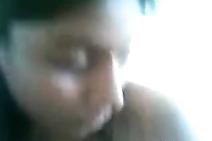 Spoiled Indian nympho doesn't hesitate to let her paramour touch her tits