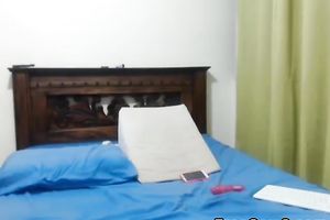 Pretty Babe Shakes her Booty on Cam