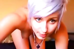 Short haired nympho finger bonks her juicy cookie with excitement