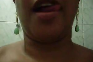 Webcam solo clip with a corpulent Latina flashing her natural tits