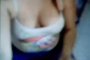 Red-haired virtual hooker shows off her large boobs and booty