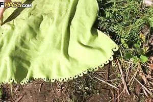 Hot redhead hottie gives fleshly blow job on the picnic