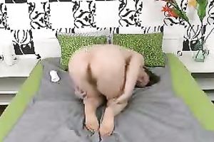 Webcam solo movie with a brunette hair mommy rubbing her hirsute fur pie