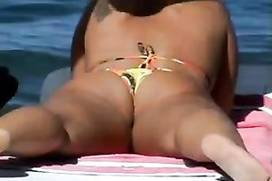 My spying skills are above all praise and this babe has a precious wazoo