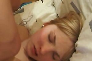 Amateur blond gives a oral and acquires her wet crack smashed