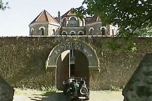 Dark head lusty doxy acquires turbulently double team loped