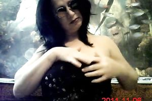 Those freaky sunglasses make her look like Marylin Manson