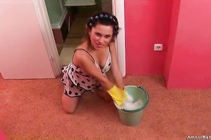 This hopeless amateur wife can't live without to masturbate when her hubby is out of city