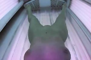 Just a nice-looking dilettante random housewife in the solarium hidden web camera