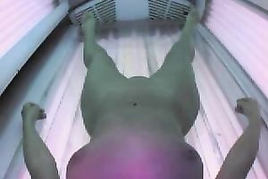 Just a nice-looking dilettante random housewife in the solarium hidden web camera