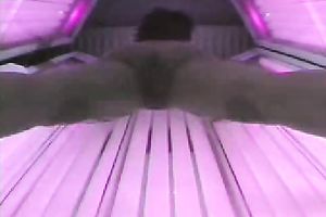 Well-stacked asstastic chick tans her body in solarium