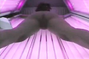 Well-stacked asstastic chick tans her body in solarium