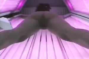 Well-stacked asstastic chick tans her body in solarium
