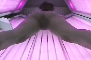 Well-stacked asstastic chick tans her body in solarium