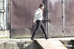 Brunette honey shows her powerful urine spray method