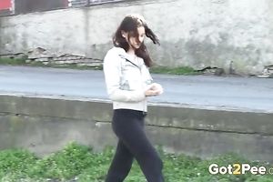 Brunette honey shows her powerful urine spray method