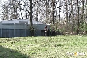 Brunette honey shows her powerful urine spray method