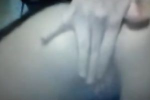 Tempting livecam goddess diddles her anus and pussy for me