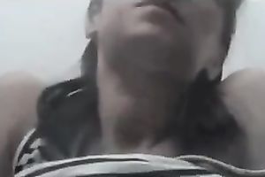 Slutty mamma is milking her melons in dilettante homemade clip