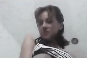 Slutty mamma is milking her melons in dilettante homemade clip