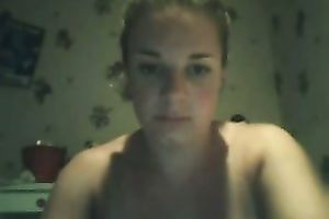 Kinky auburn babe enjoys fingerfucking her own snatch on livecam