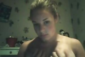 Kinky auburn babe enjoys fingerfucking her own snatch on livecam