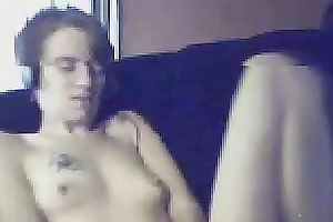 Shy livecam honey covers her constricted cum-hole underneath her hands