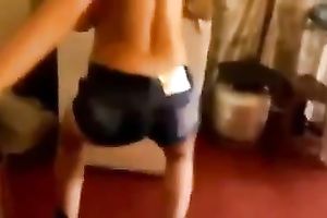 Amazing solo with busty me, giving topless twerking show