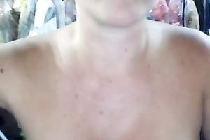 Busty livecam nympho shows off her large luscious bazookas