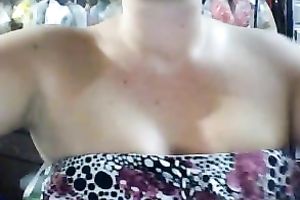 Busty livecam nympho shows off her large luscious bazookas