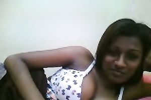 Short haired dilettante Desi brunette hair disrobes not fast to show boobies