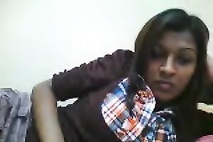 Short haired dilettante Desi brunette hair disrobes not fast to show boobies