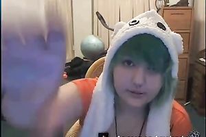 Chubby green haired emo babe enjoys tickling her meaty twat