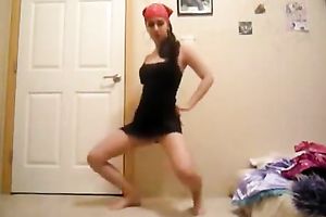 Dancing dark brown girl is showing her new snatch