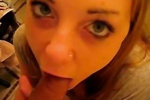 My cute girlfriend knows how to give a good oral-job