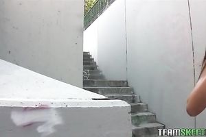 Pretty all natural non-professional girlie acquiesces to engulf just met dude's 10-Pounder