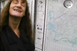 Old unsightly bitch pokes her swollen cookie with large masturbator