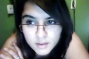 Cute nerdy dark brown copulates herself with a sex toy on livecam