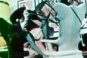 Sexy hottie working her constricted slit hard to ride that dong